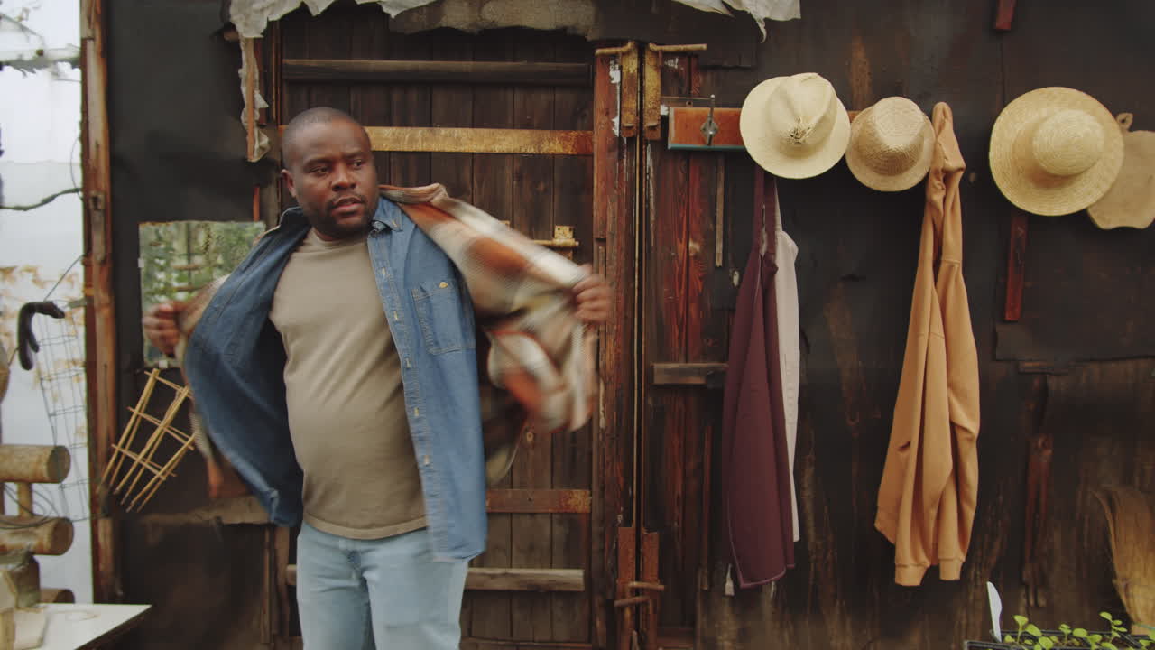 agricultor afro-americano a caminhar na estufa