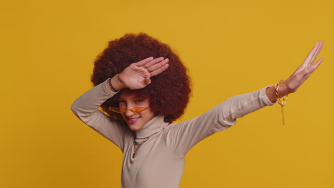 Una-Colegiala-Joven-Y-Moderna-Bailando-Y-Moviéndose-Al-Ritmo,-Levantando-Las-Manos-Y-Haciendo-Un-Gesto-De-Dubdance