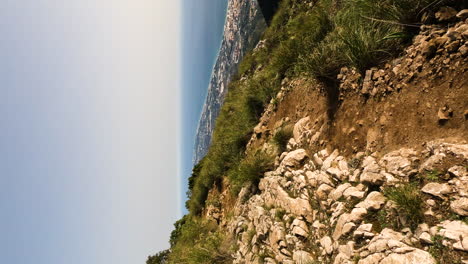 4k-Vertikale-Bewegung-Auf-Einem-Felsigen-Pfad-Auf-Einem-Berg