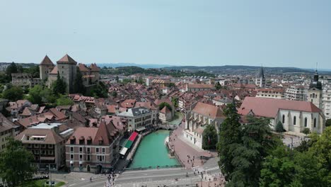 Aufsteigende-Aufsteigende-Luftaufnahme-Der-Stadt-Annecy,-Frankreich,-Drohne,-Luftaufnahme,-4K-Videos