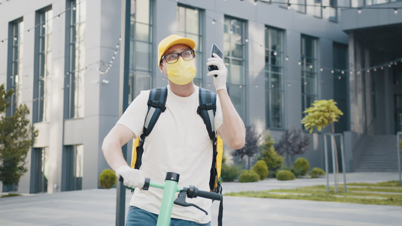 도시 에서 전기 스쿠터 를 타고 배달 하는 사람