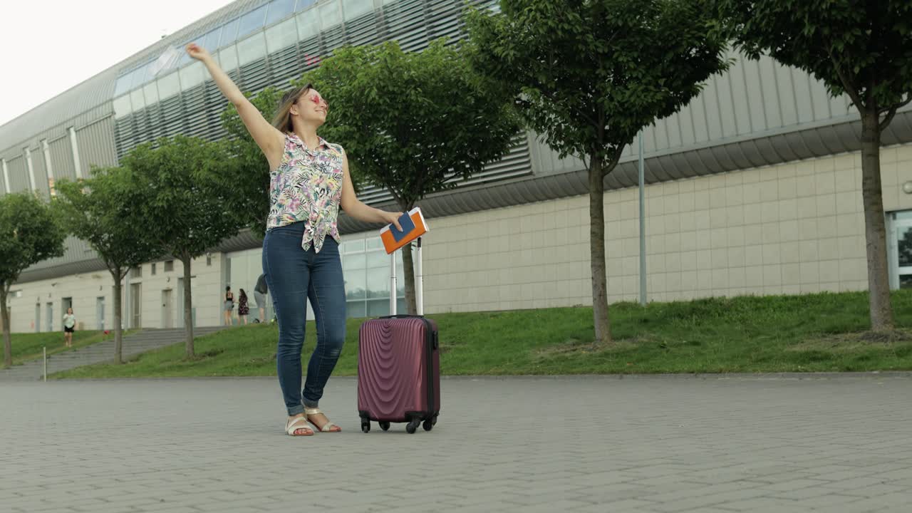 pandemia de coronavirus, covid-19 terminó. mujer turista se quita la máscara médica. comienzan las vacaciones, viaje