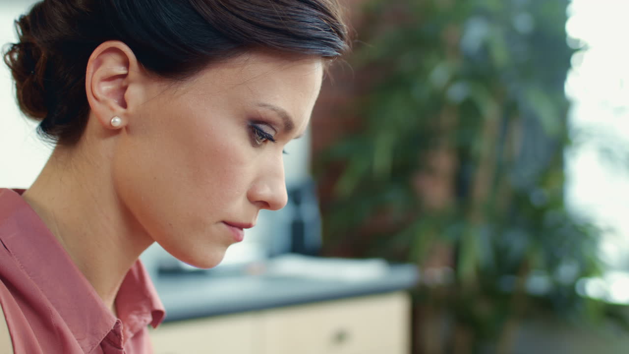 mujer de negocios concentrada escribiendo en una computadora portátil. mujer freelance trabajando en casa.