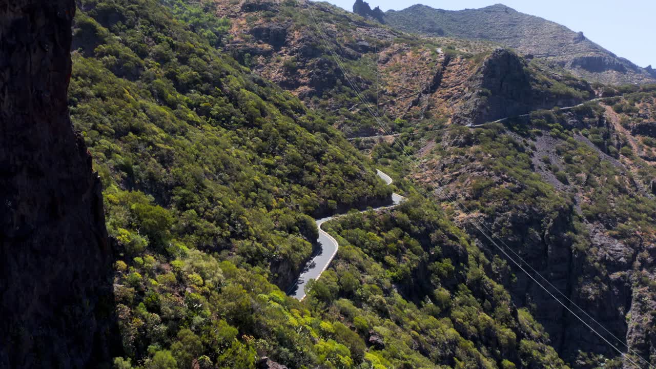 largo camino de montaña visto desde masca en una hermosa isla volcánica, aéreo