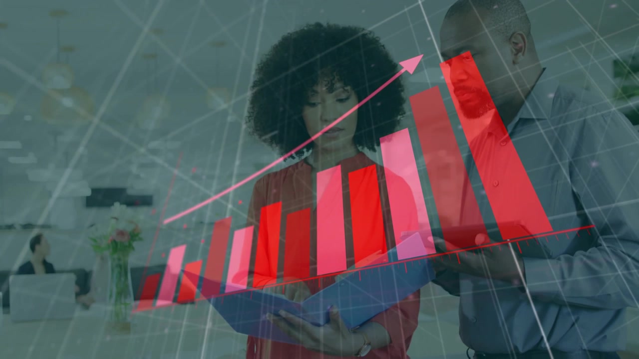 Professionisti aziendali che esaminano dati finanziari in un ufficio moderno