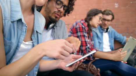 amigos interactuando mientras usan el teléfono inteligente