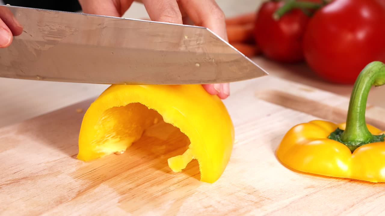 토마토와 당근과 함께 노란 고추를 잘라내는 칼