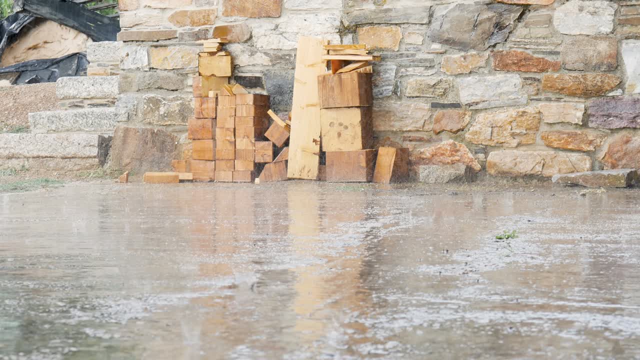 gotas de lluvia que caen en un piso de hormigón creando charcos y salpicaduras
