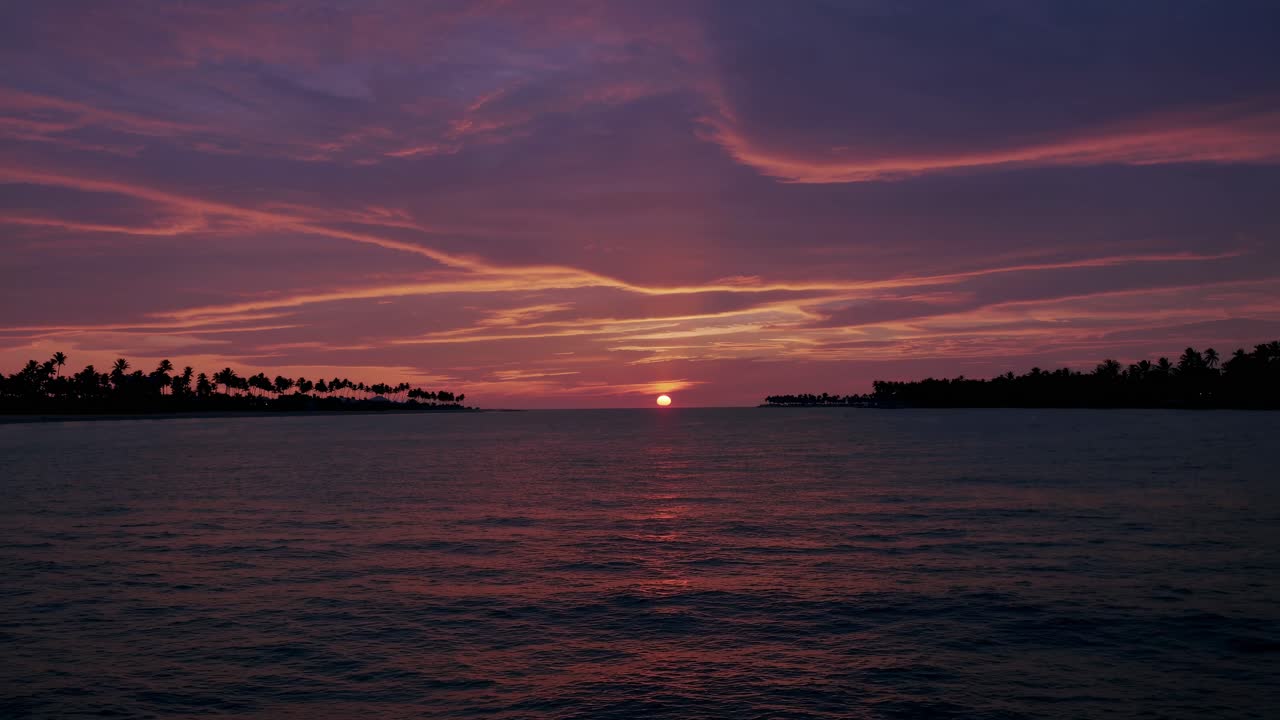 Stunning sunset video with a wide-angle view of the ocean