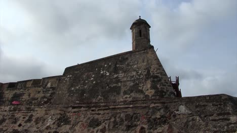 mura del castillo de san felipe de barajas e la torre di guardia, cartagena, colombia