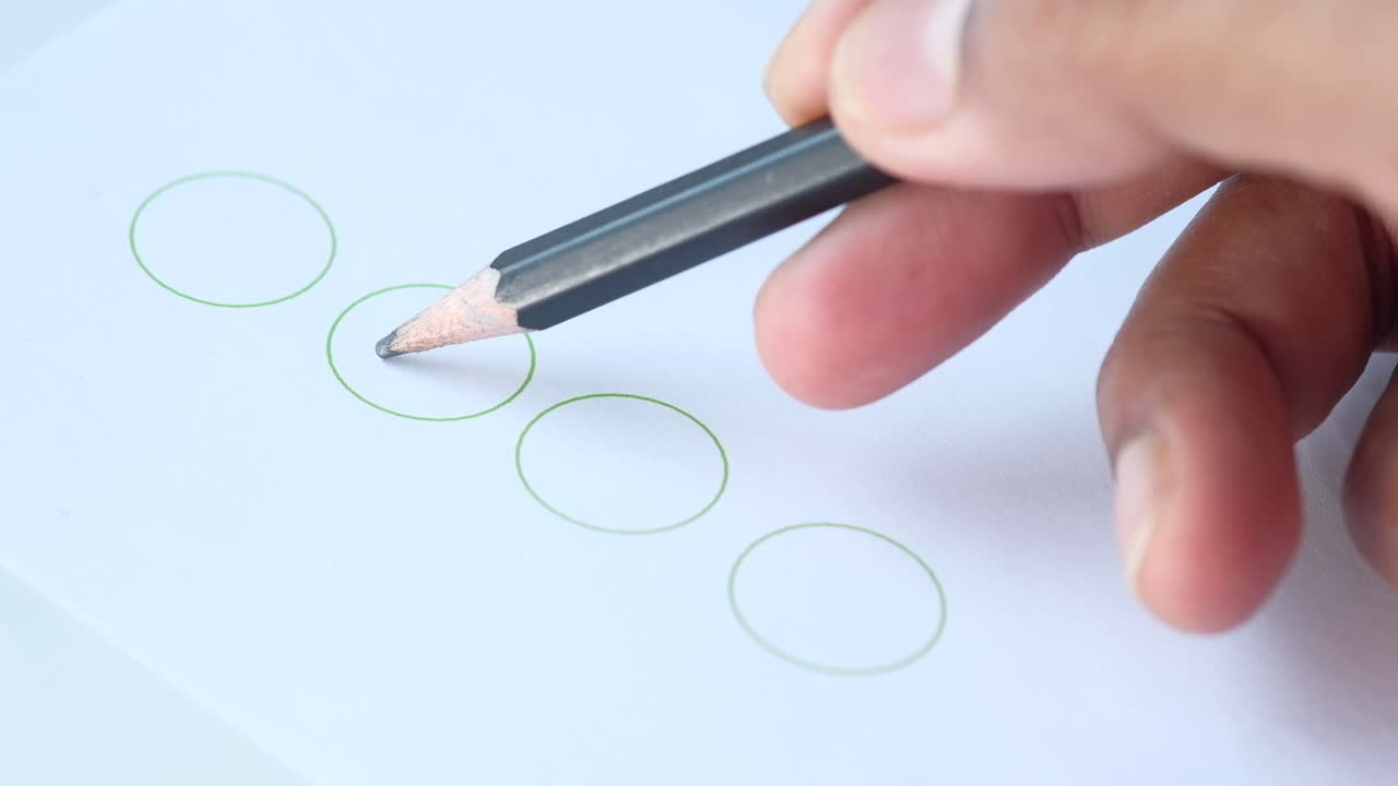 연필 으로 체크리스트 를 손 으로 확인 하는 것