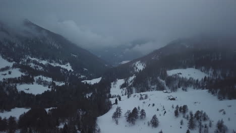 Toma-Aérea-De-Un-Paisaje-Montañoso-Nevado