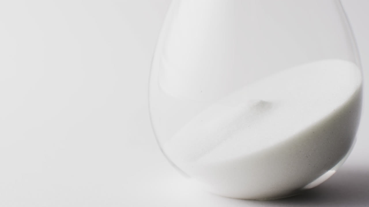 모래 를  ⁇ 는 모래 시계 의 클로즈업 영상,  ⁇  배경 에 있는 공간 을 복사