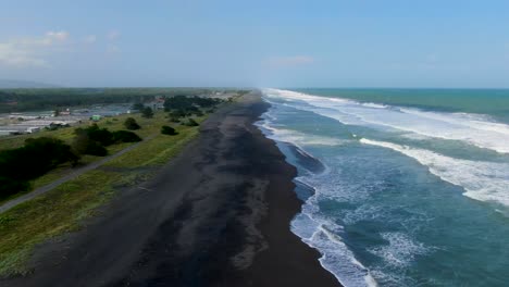 Vista-Aérea-De-La-Playa-De-Jatimalang-En-Java-Indonesia-Bañada-Por-Olas-Tranquilas