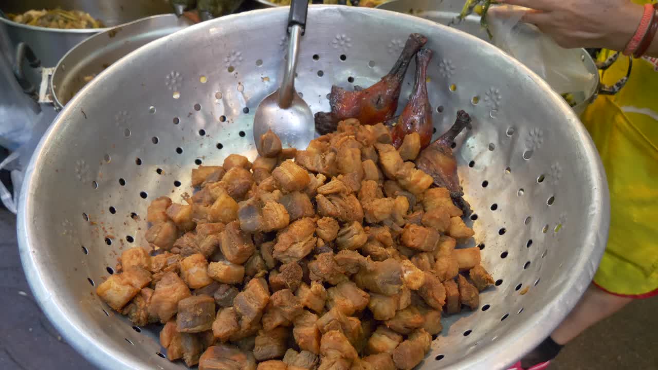pollo fritto asiatico al mercato del cibo di strada in vendita documentario di ricette