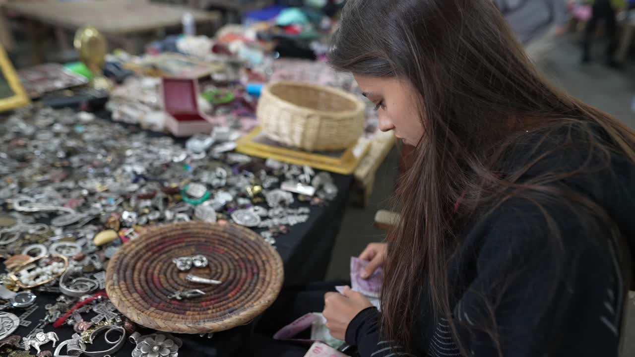 시장 에서 쇼핑 하는 여자