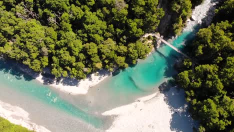 Sobrevolando-Las-Impresionantes-Piscinas-Azules-Y-El-Bosque-Verde-Junto-Al-Río-Makarora-Durante-El-Mediodía-En-Verano-En-La-Costa-Oeste,-Nueva-Zelanda