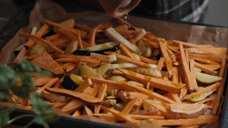 Imágenes-En-Cámara-Lenta-De-Un-Chef-Condimentando-Verduras-Con-Pimienta-Cocinando-Una-Comida-Saludable