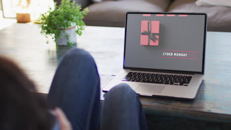 rodillas de una mujer en la mesa usando una computadora portátil, compras en línea durante la venta de cyber monday, cámara lenta