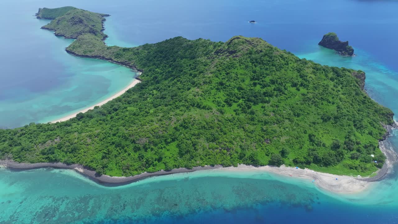 Comoros - Moheli - Ouenefou - slow left panoramic view hover the island