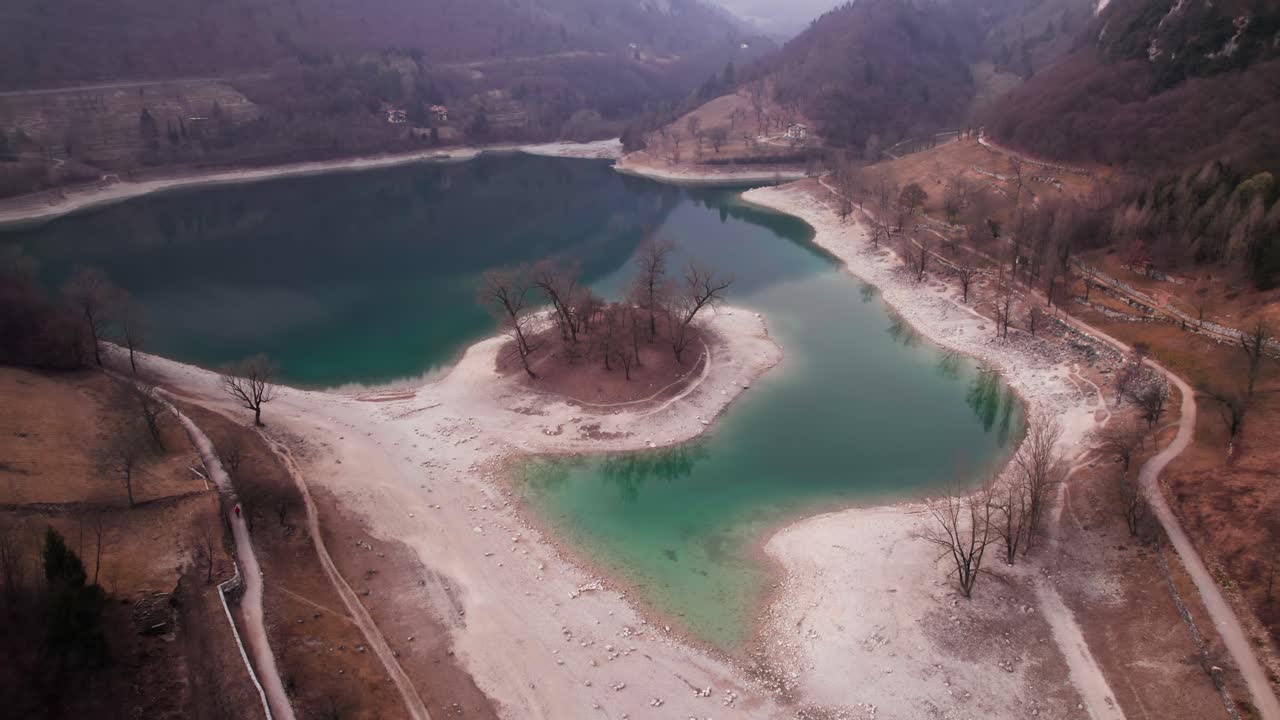 antena del lago de montaña turquesa tenno, dolomitas de italia, colores de otoño