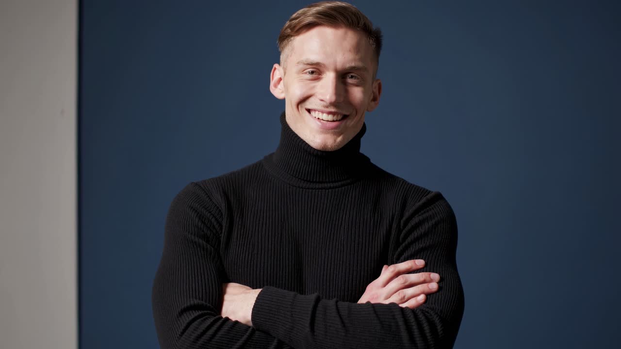 검은색 터틀을 입은 미소 짓는 남자