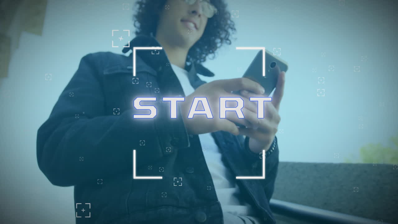 animación del texto de inicio sobre un hombre biracial usando un teléfono inteligente