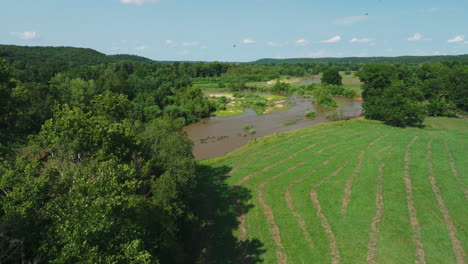 Illinois-River-Schlängelt-Sich-Inmitten-Von-Grün-In-Der-Malerischen-Landschaft-Von-Arkansas-In-Den-USA