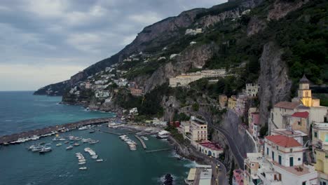 Picturesque-Seaside-Towns-Of-Amalfi-Coast-On-Sorrentine-Peninsula,-Campania-Region-In-Italy