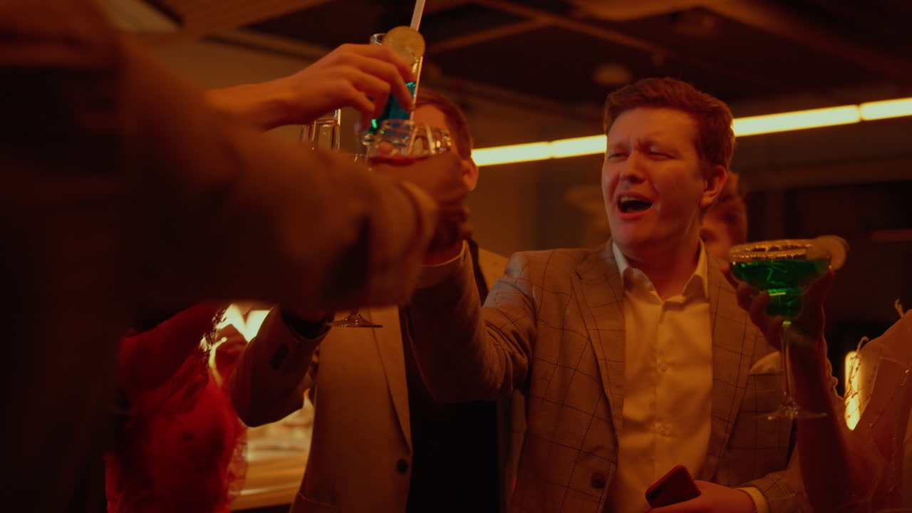 amigos celebrando en el club.