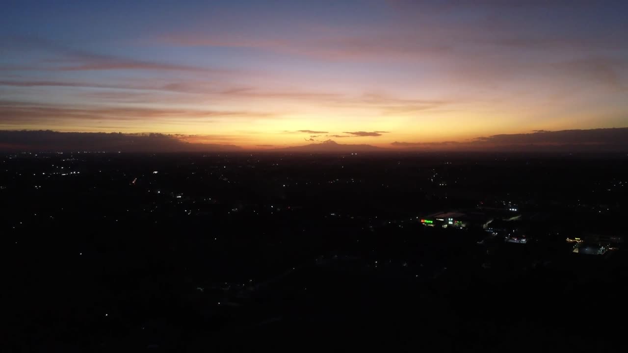 imágenes aéreas de la puesta de sol durante la hora dorada filmadas en dji mini 2