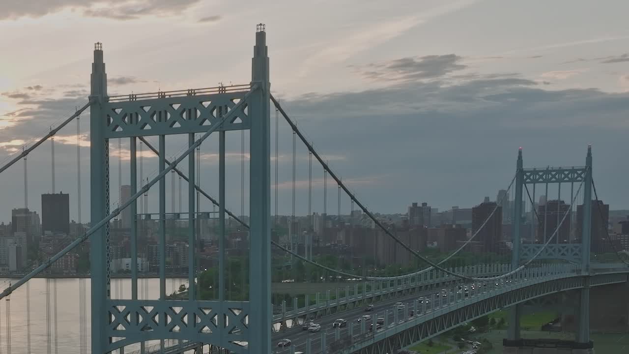 夕焼け空に映えるニューヨークのブロンクス・ホワイトストーン橋の眺め