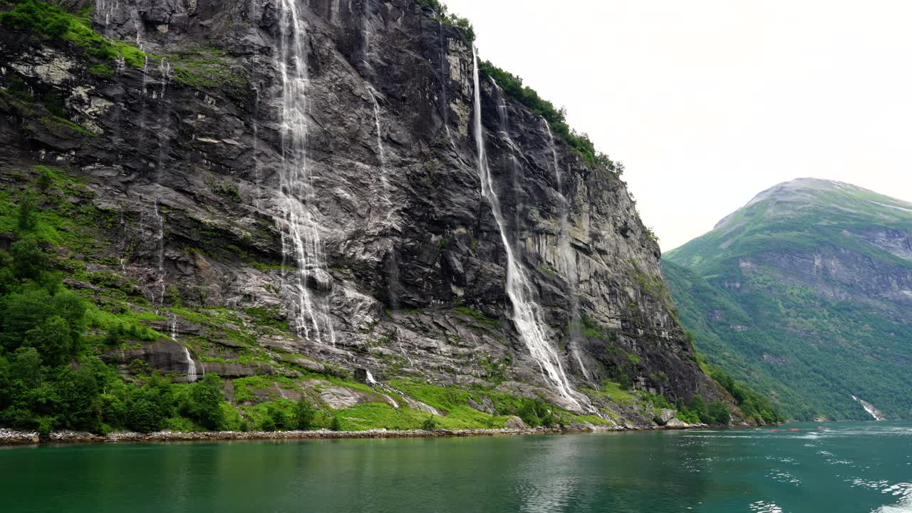 agua que corre a través de la cascada de las siete hermanas en el fiordo de geiranger, noruega