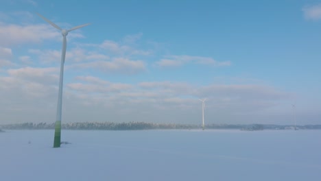 在風力發電廠生產可再生能源的風力<unk>輪的空中景觀, 雪覆蓋的鄉村風景和霧<unk>, 晴朗的冬天, 廣<unk>的無人機拍攝向前移動