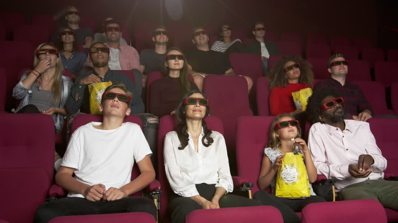 público en el cine viendo una película en 3d filmada en r3d