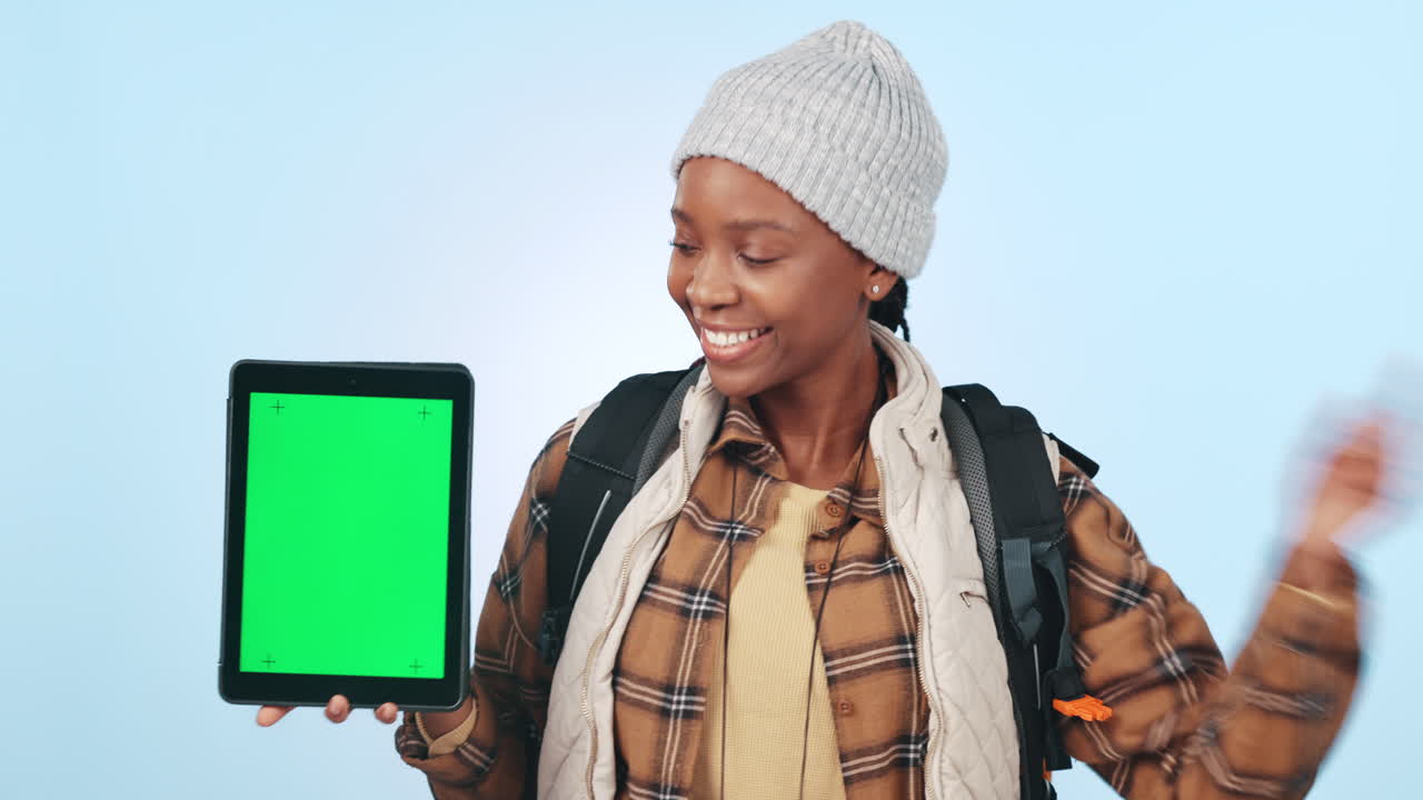 mujer de senderismo, ok signo y estudio con sonrisa