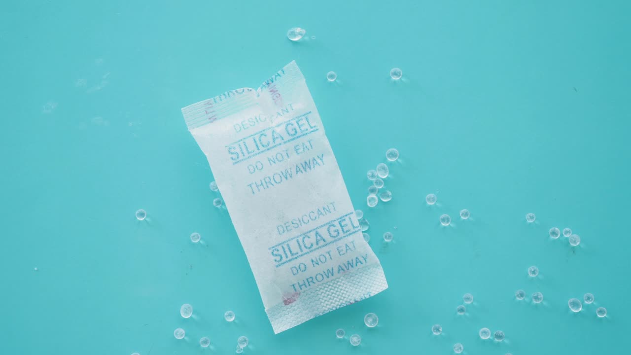 paquete de desecante de gel de sílice con perlas