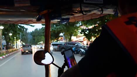 el conductor navega por la concurrida carretera de krabi al anochecer.