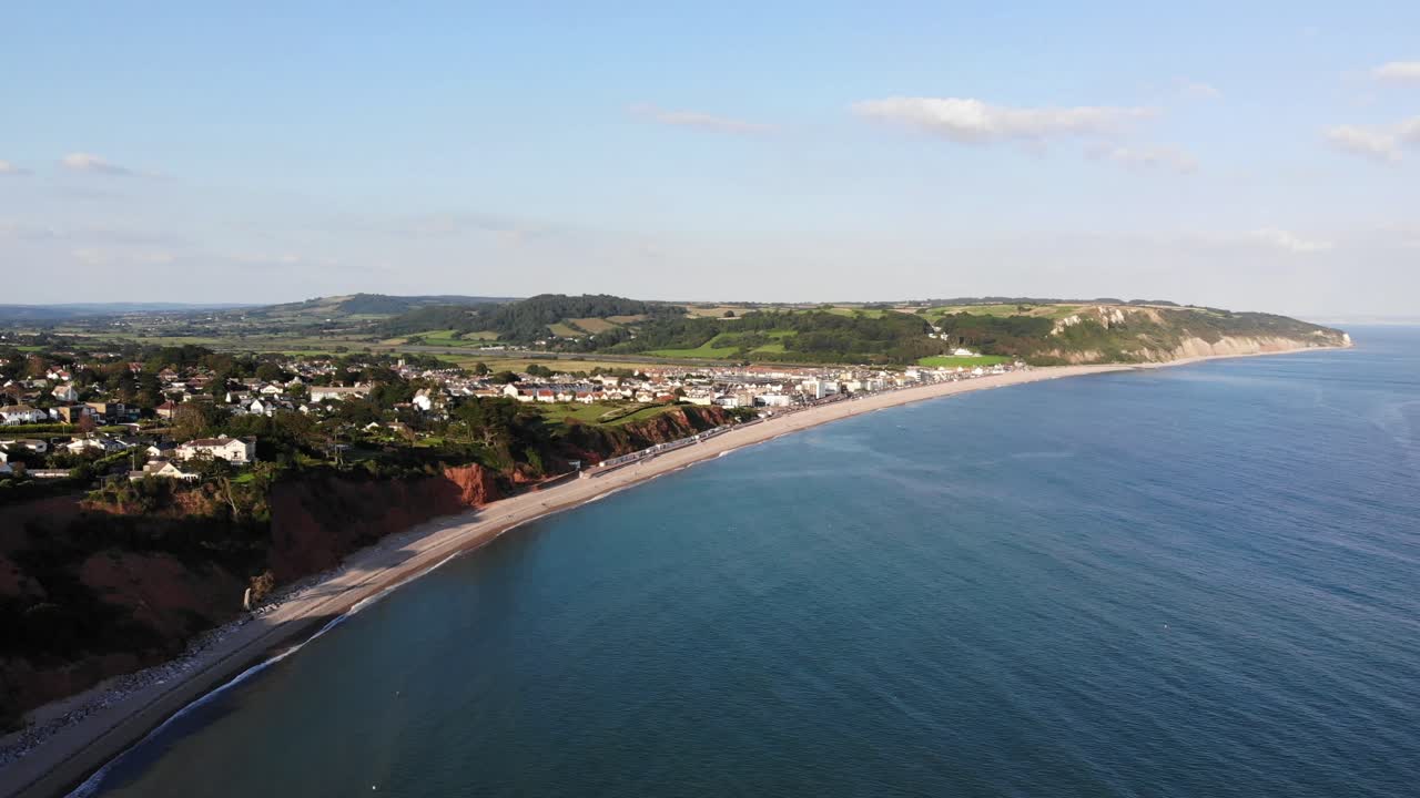 panoramica aerea colpo a sinistra di seaton bay devon uk in una bella giornata di sole