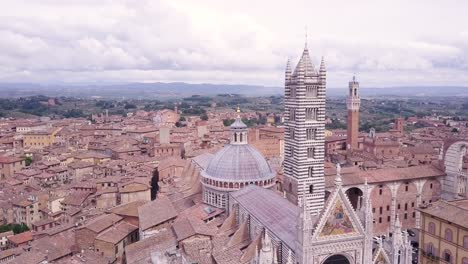 Primer-Plano-Aéreo-Del-Duomo-De-Siena,-Antigua-Catedral-Principal-En-Toscana,-Italia