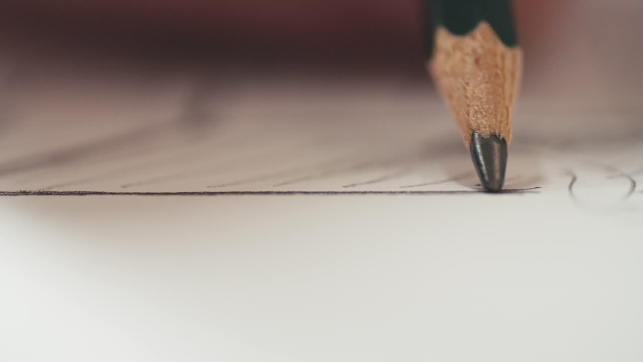 연필 이 라인 에 있는 최종 스케치,  ⁇  종이 를 하고 있다