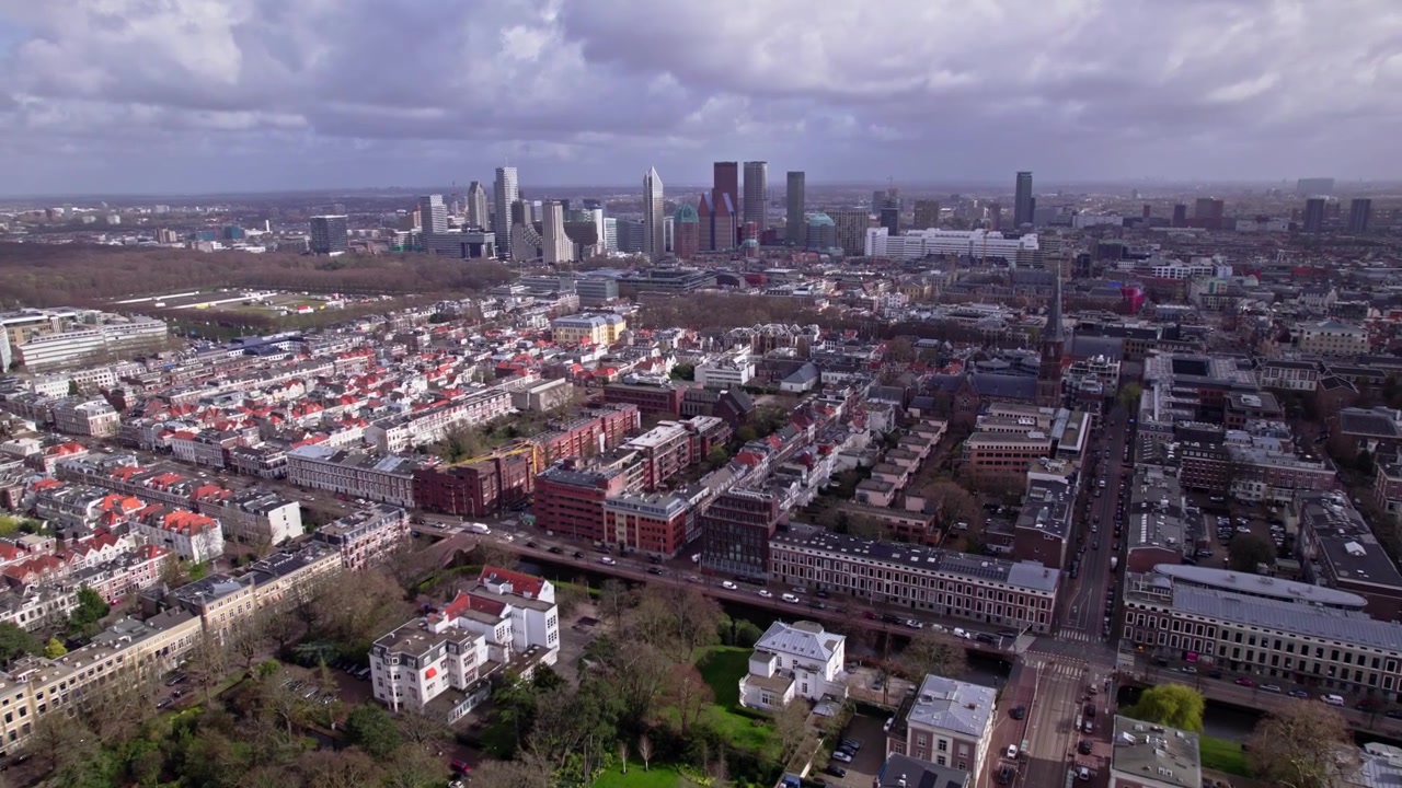 L'Aia, capitale politica e giudiziaria olandese. Paesaggio urbano visto dall'alto con il quartiere diplomatico in primo piano e grattacieli per uffici nel centro della città sullo sfondo.