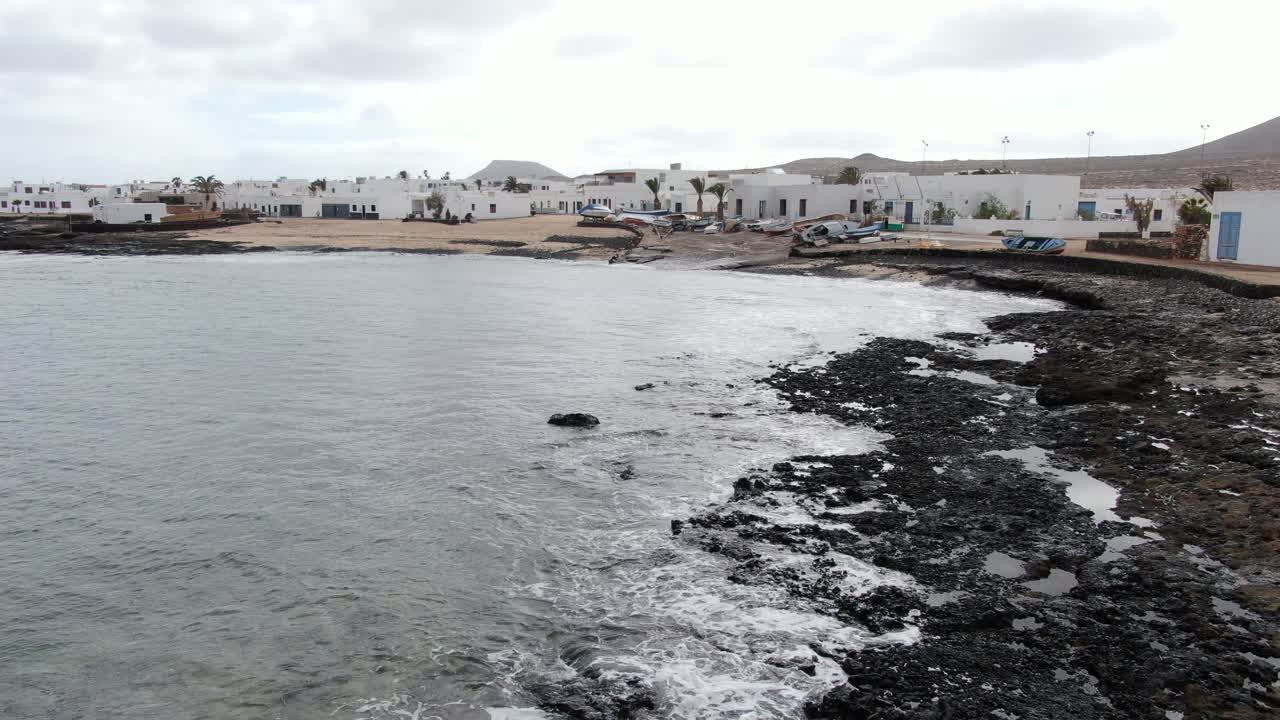 imágenes de drones de baja altitud del puerto de la graciosa cerca de la isla de lanzarote