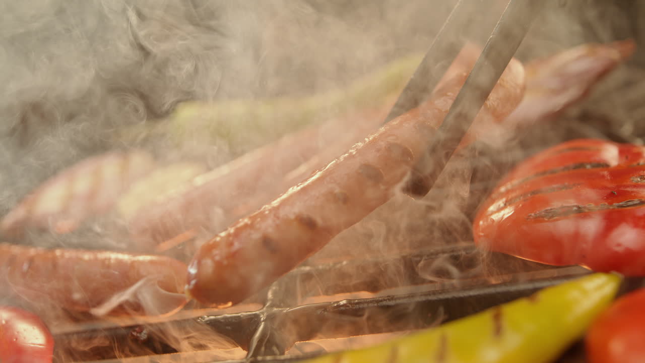 salchichas y verduras a la parrilla