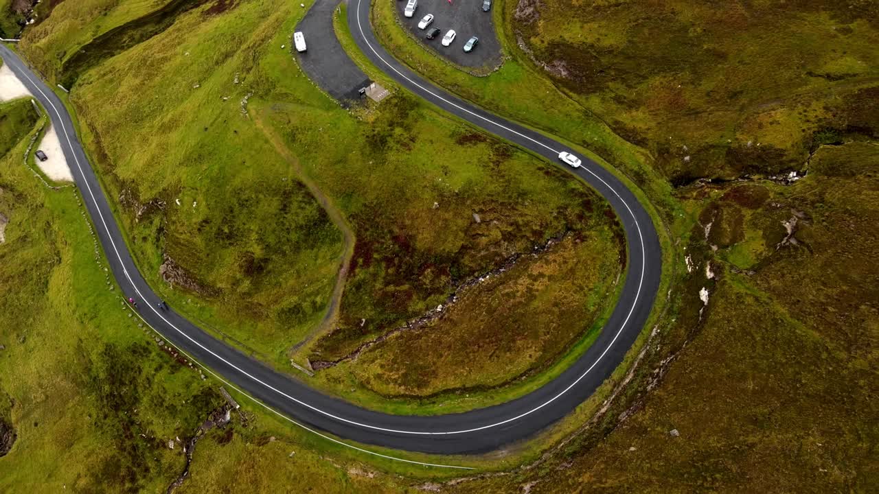 아일랜드의 케이프 베이 근처의 도로의 헤어핀 곡선, 야생 대서양 길을 따라