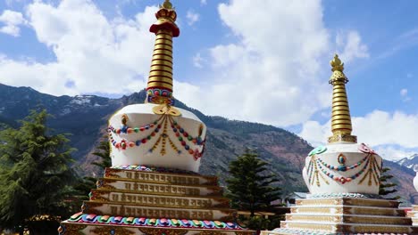 stupa de la paz en el monasterio budista por la mañana desde un ángulo diferente