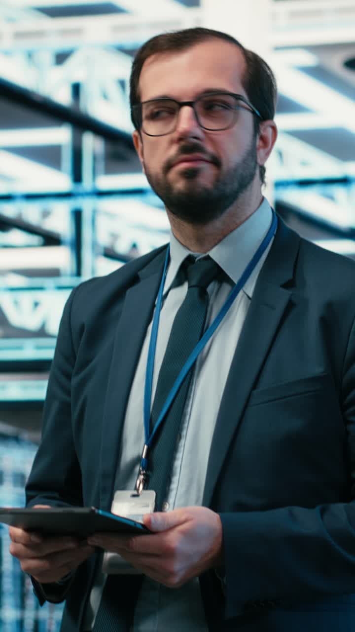 Video verticale: informatico di un data center che utilizza un'app su tablet per gestire le attrezzature.