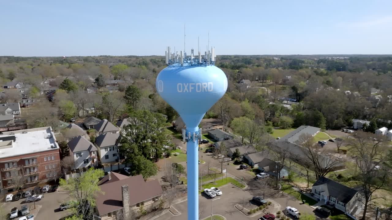 Menara Air Oxford, Mississippi dengan video drone bergerak menjauh