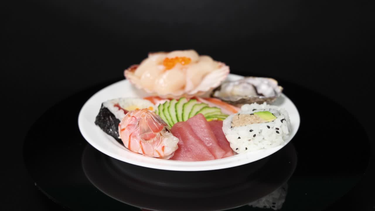 sushi variado en una pantalla giratoria durante 10 segundos