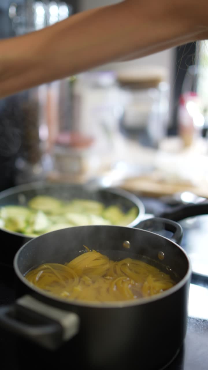 cocción de pasta y verduras